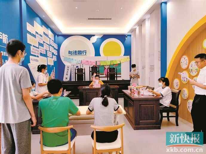 在护苗乐园·三元里街未成年人保护基地里的“模拟法庭”。