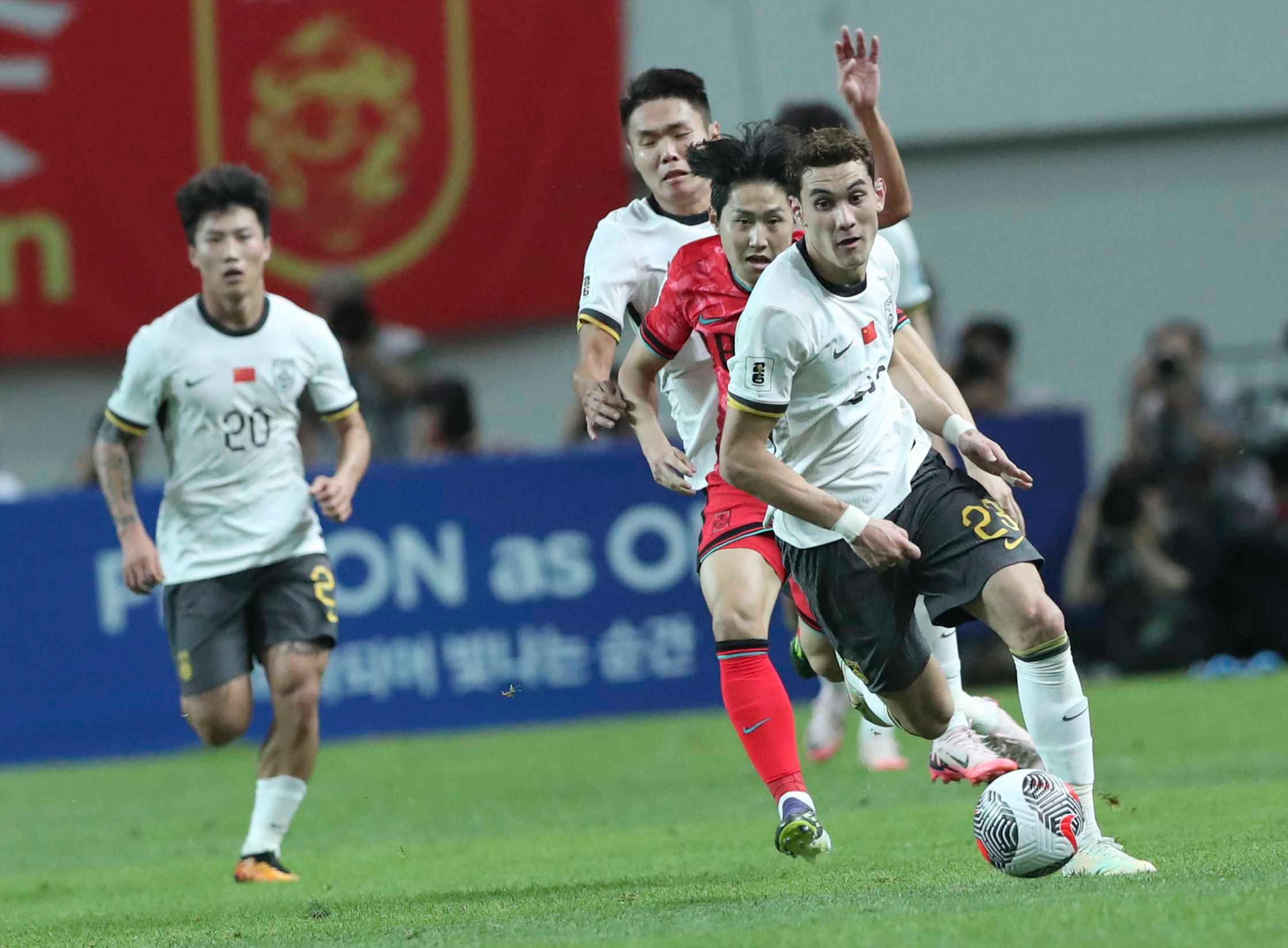 国足世预赛18强赛首期名单出炉:韦世豪落选,汪海健成唯一新人