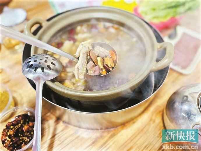 药膳鸡煲。