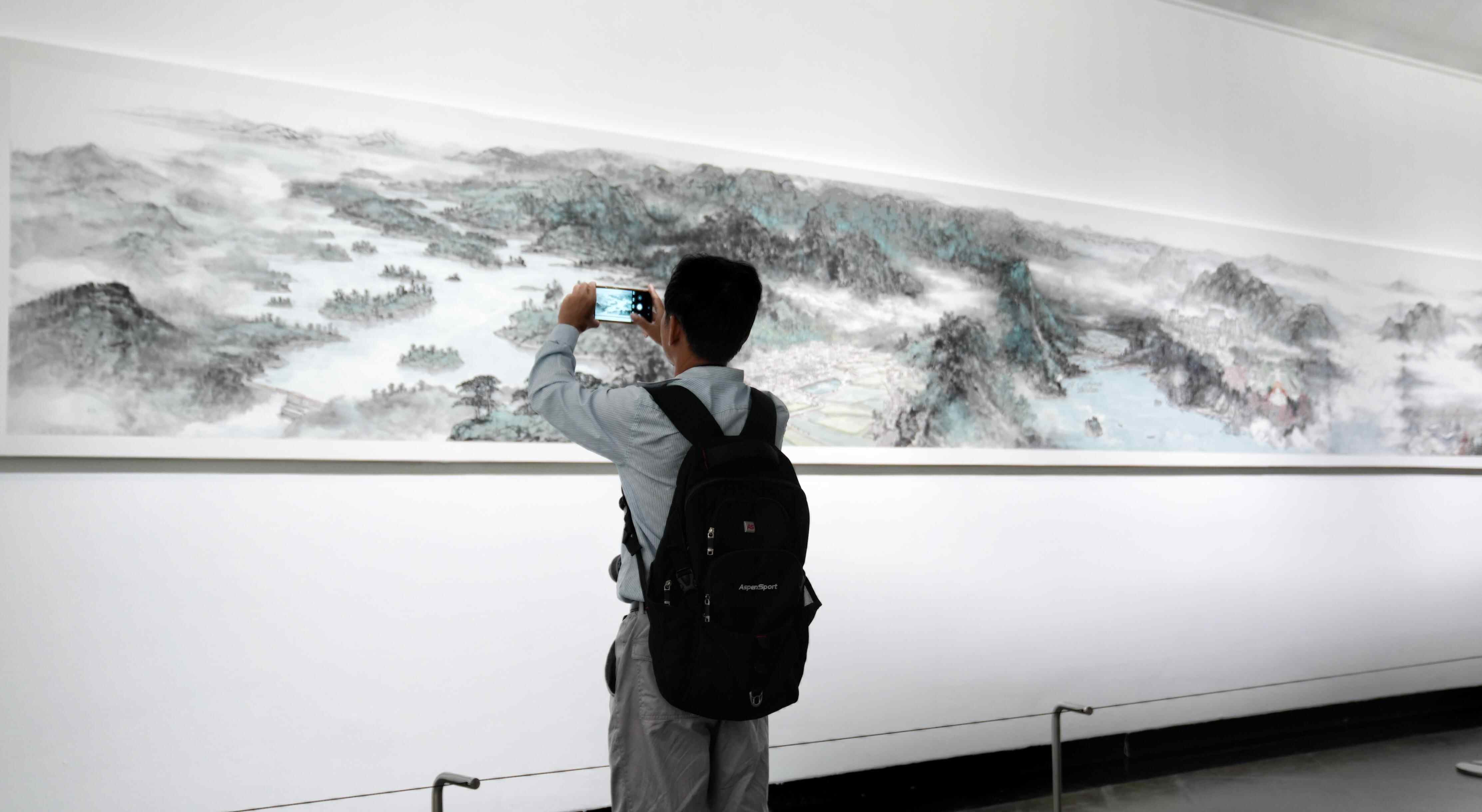 前来欣赏《岭南春早》的观众络绎不绝