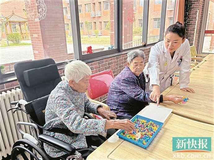 在天津市东丽区，金桥养老中心老年人认知障碍照护专区是天津市首个投入使用的老年人认知障碍照护专区。新华社发
