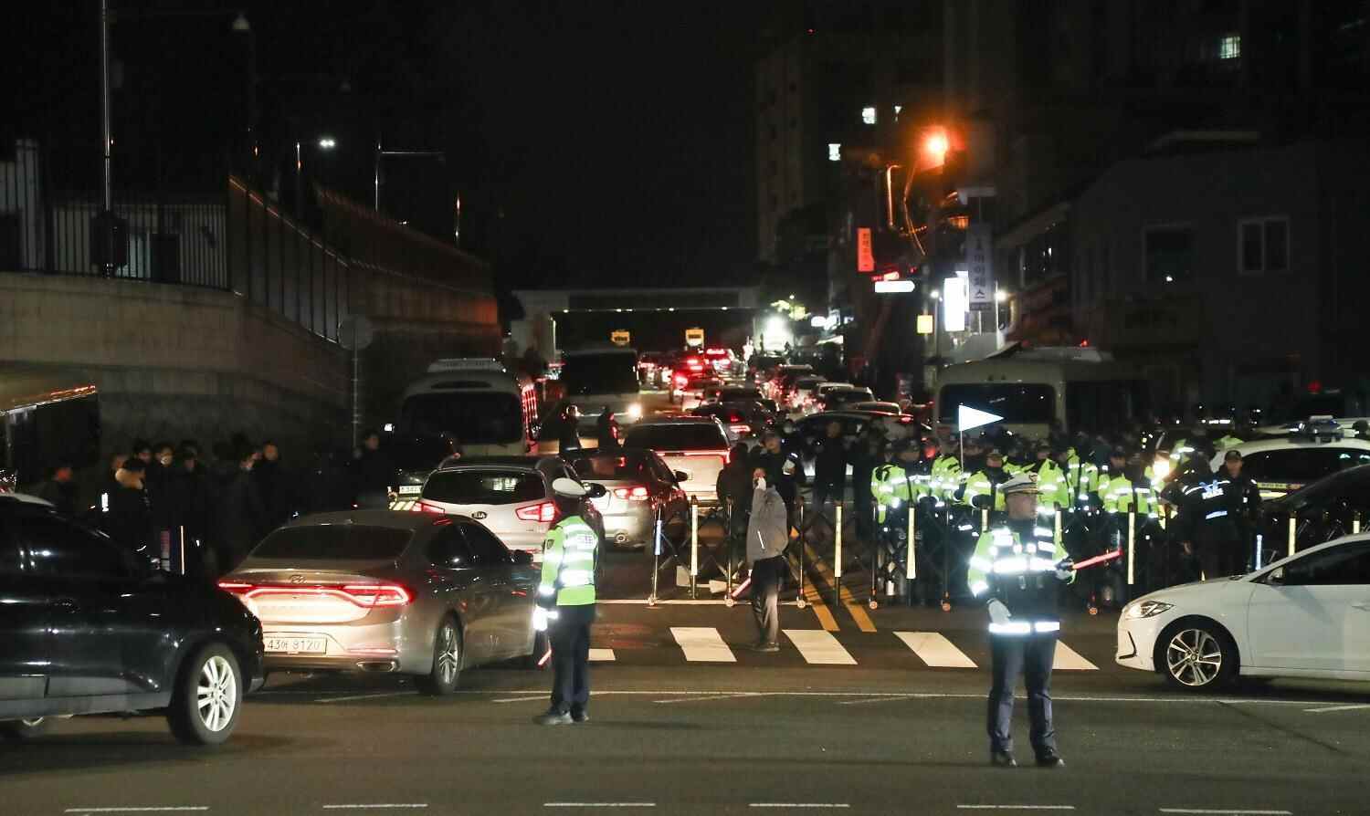 12月4日凌晨，警察在韩国首尔的韩国总统府外戒备。图/新华社
