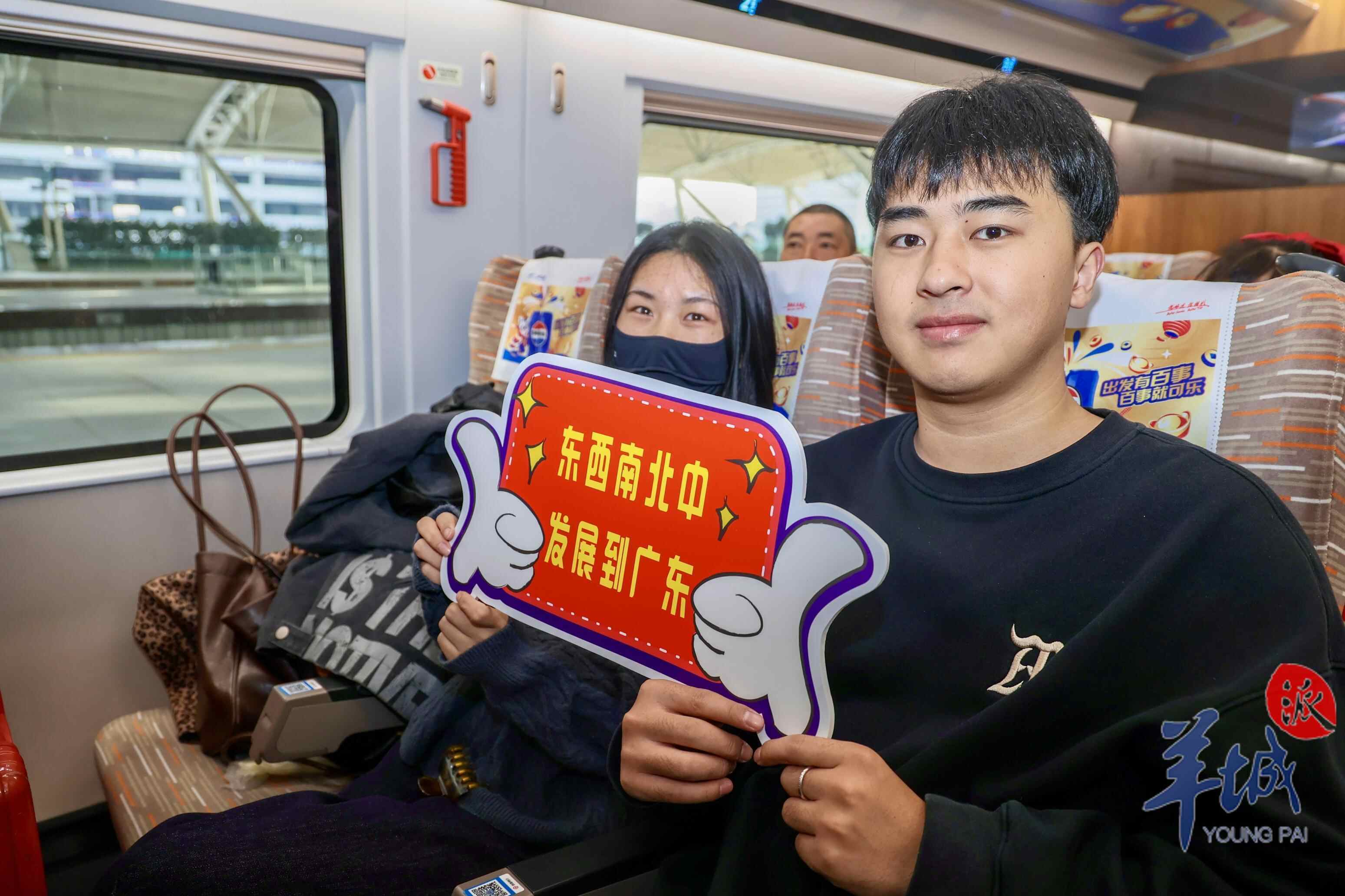 00后的郭延迅(右一)与姐姐郭延峰(左一)返回安阳老家过年。