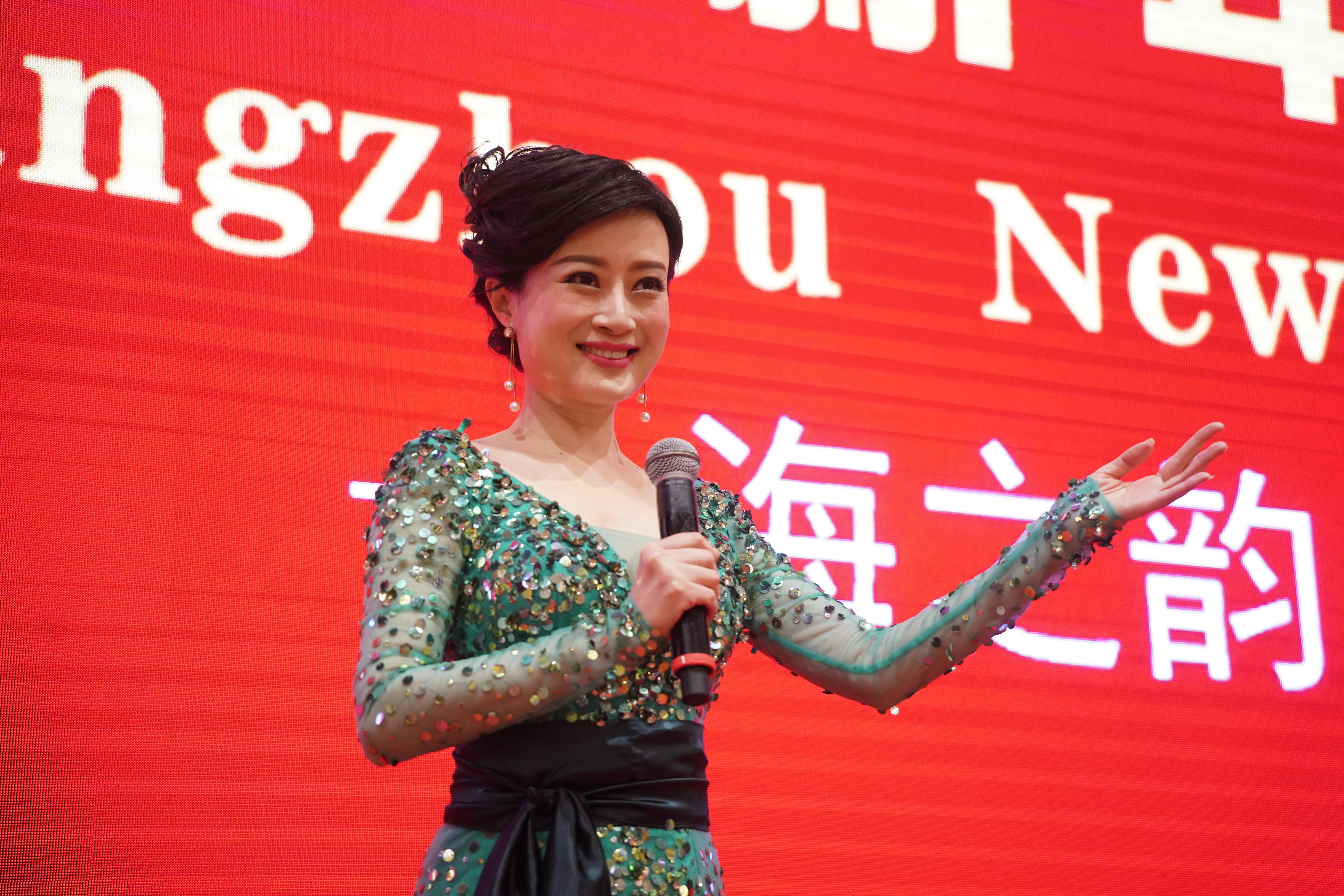 主持人邓楚晴宣布:"第22届广州新年舞会如约而至!朋友们,让我们唱