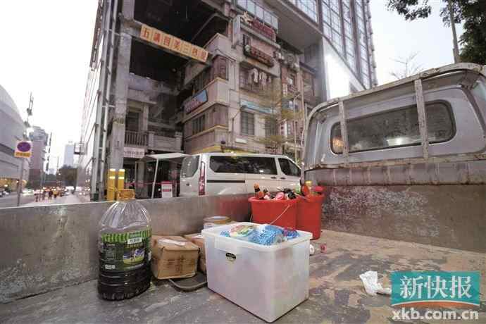 ■货车车厢内摆放着从广州文和友撤出来的调味料。