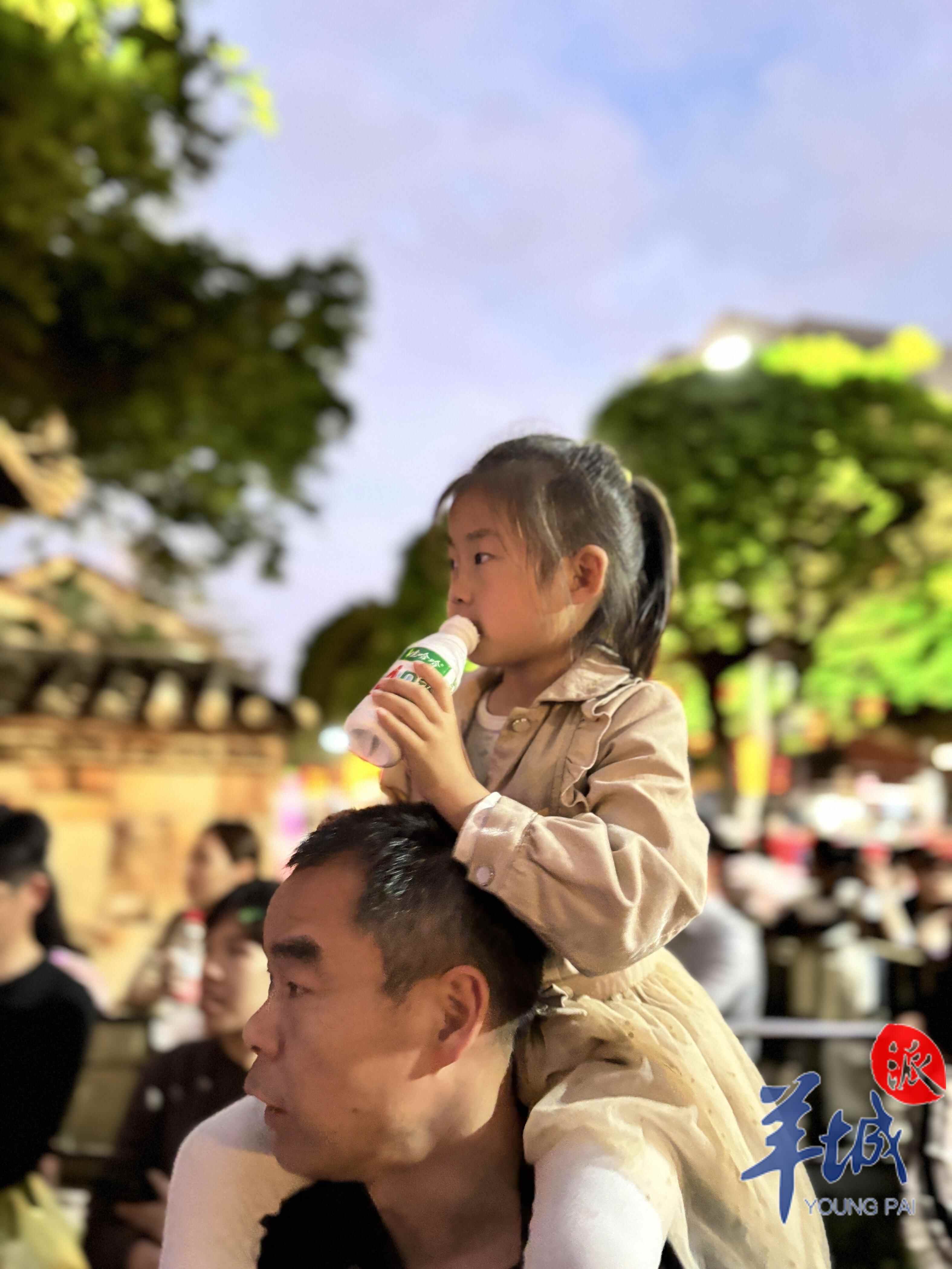 小女孩游朱紫街