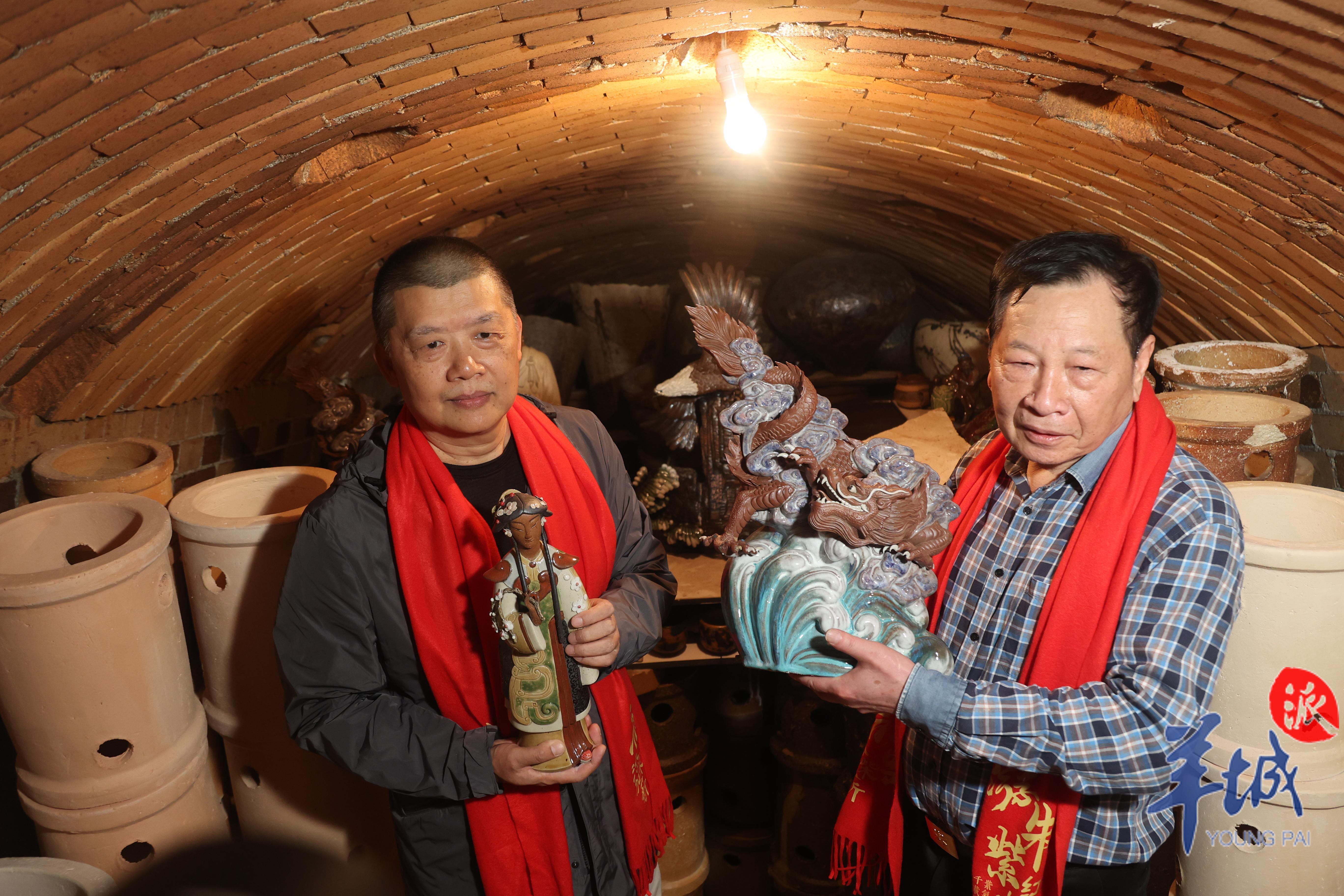 潘柏林（右）、封伟民（左）取出第一批开窑后第一批作品