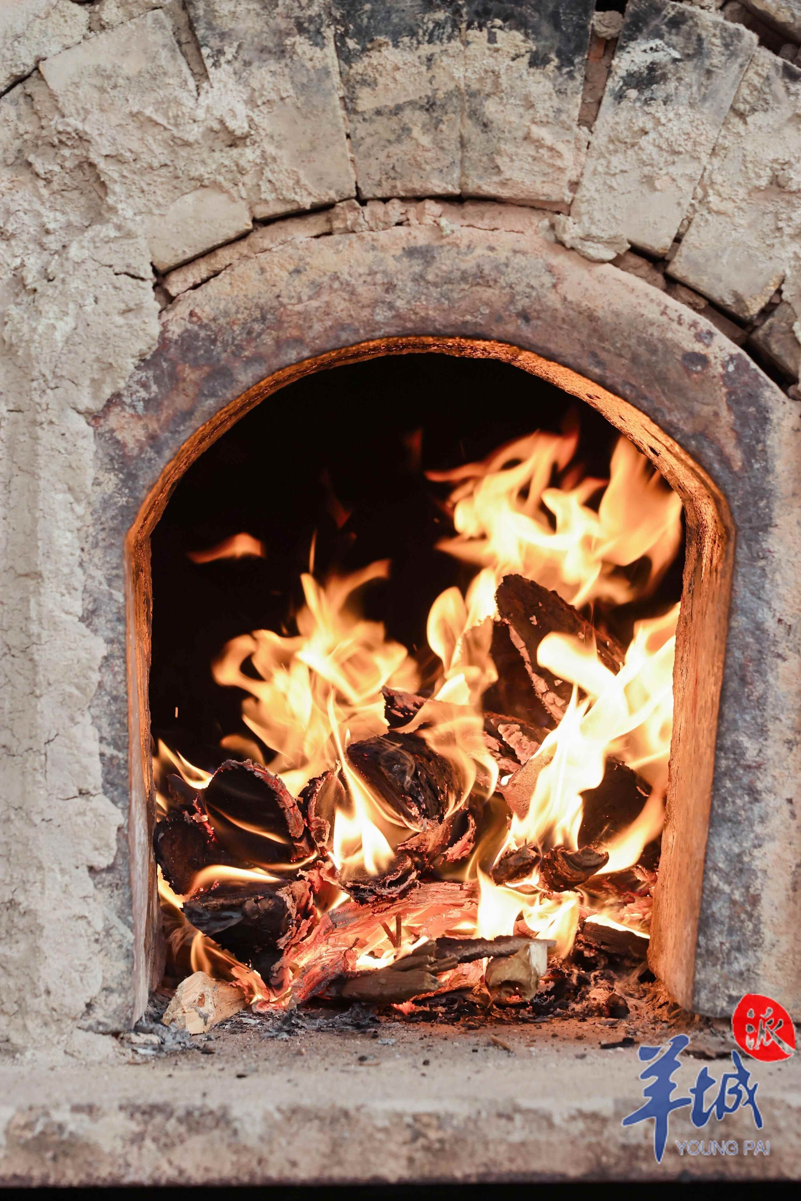 南风古灶窑火燃烧，象征“添柴加薪”