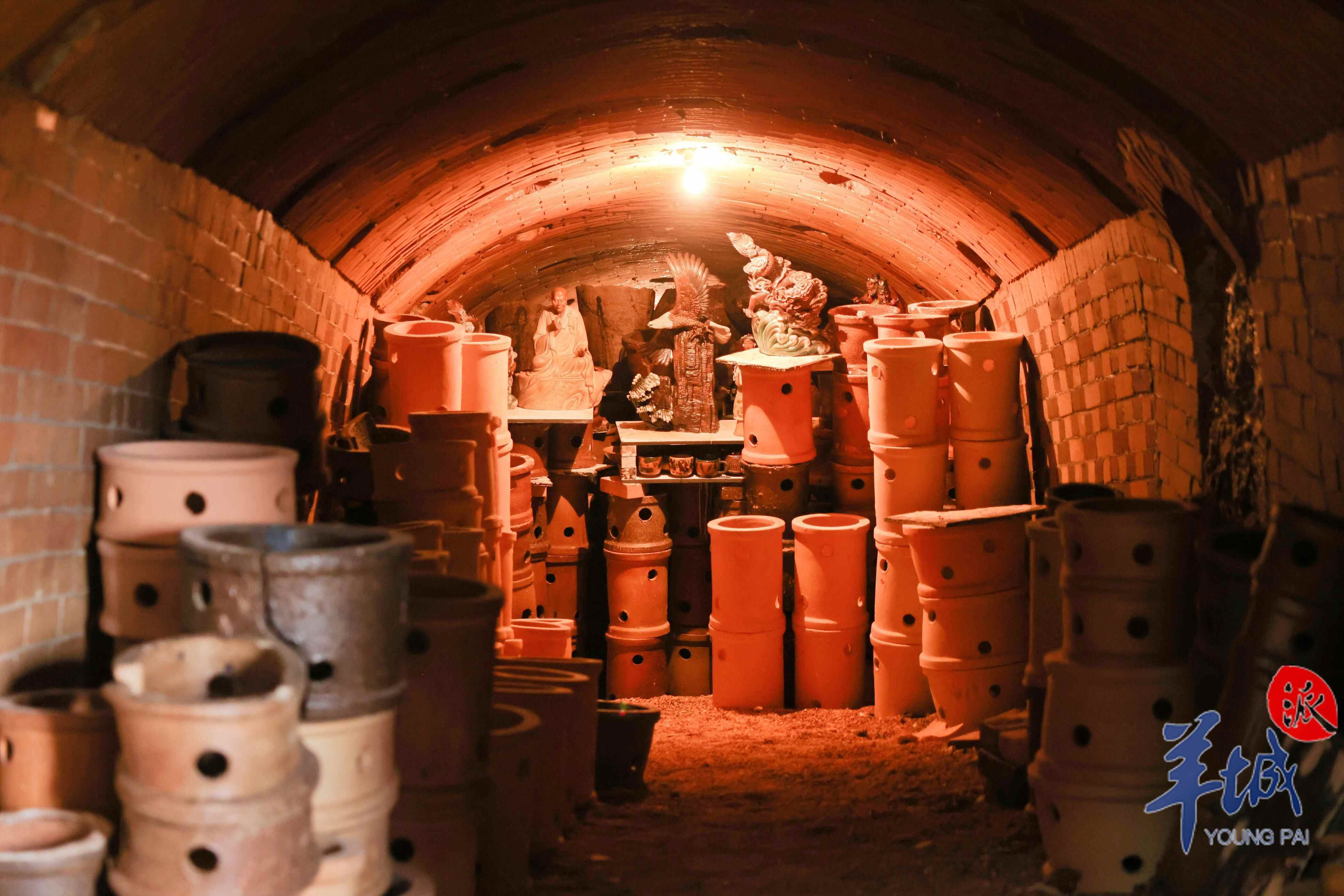 龙窑内放满了烧制的陶塑
