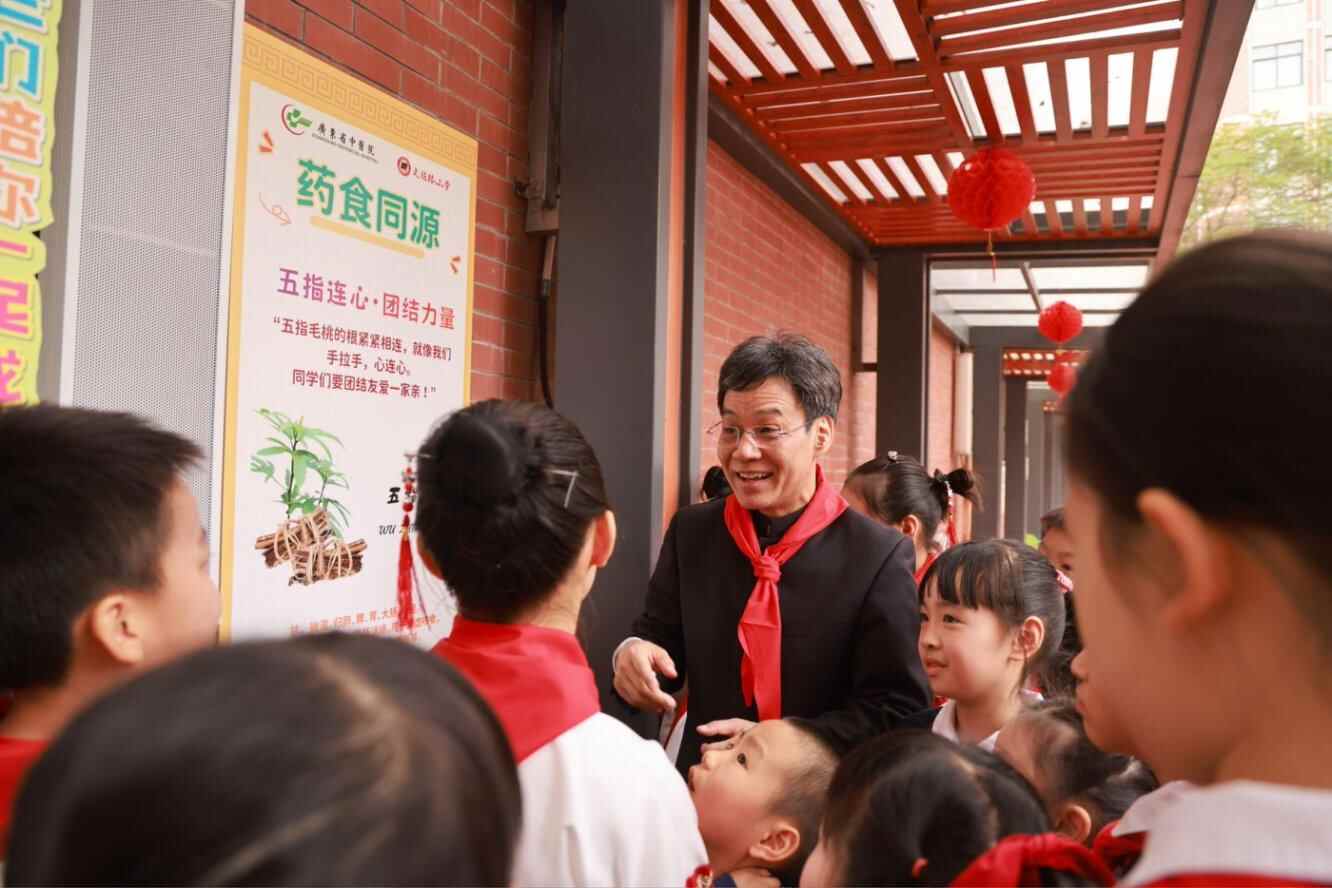 传承中医药文化，也是厚德铸魂的过程